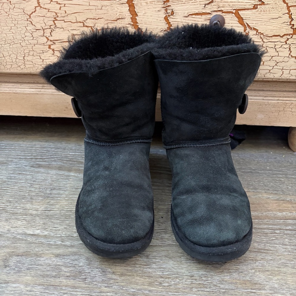 UGG Cozy Black Suede Shearling Boots Bailey Button Size 9 Used